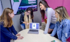 Lisieux, Luane, Bárbara e Julia com o croqui